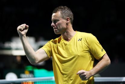 Hewitt celebra una victoria durante la serie contra Finlandia y el Martín Carpena.
