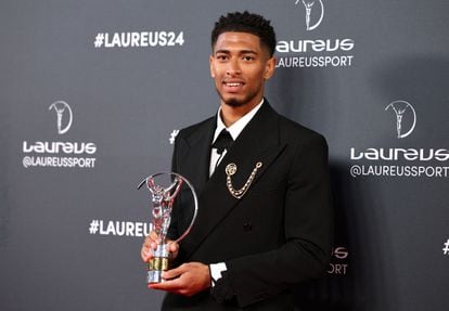 Jude Bellingham, con el premio Laureus a la revelación mundial del año, está el lunes en el Palacio de Cibeles (Madrid).