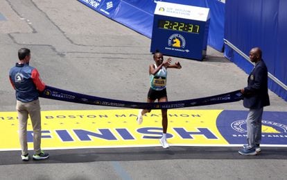 Obiri cruza la última línea exitosa en Boston, la nueva.