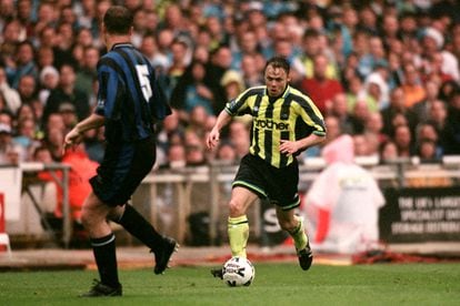 El jugador del City Paul Dickov contra Guy Butters del Gillingham en 1999.