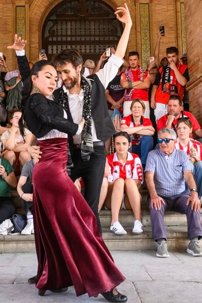 Los aficionados del Mallorca y del Atlético ven un espectáculo de flamenco en la Plaza de España de Sevilla.