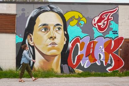 Un mural del artista Kwazar Martin que presenta la imagen de Caitlin Clark en el este de Indianápolis.